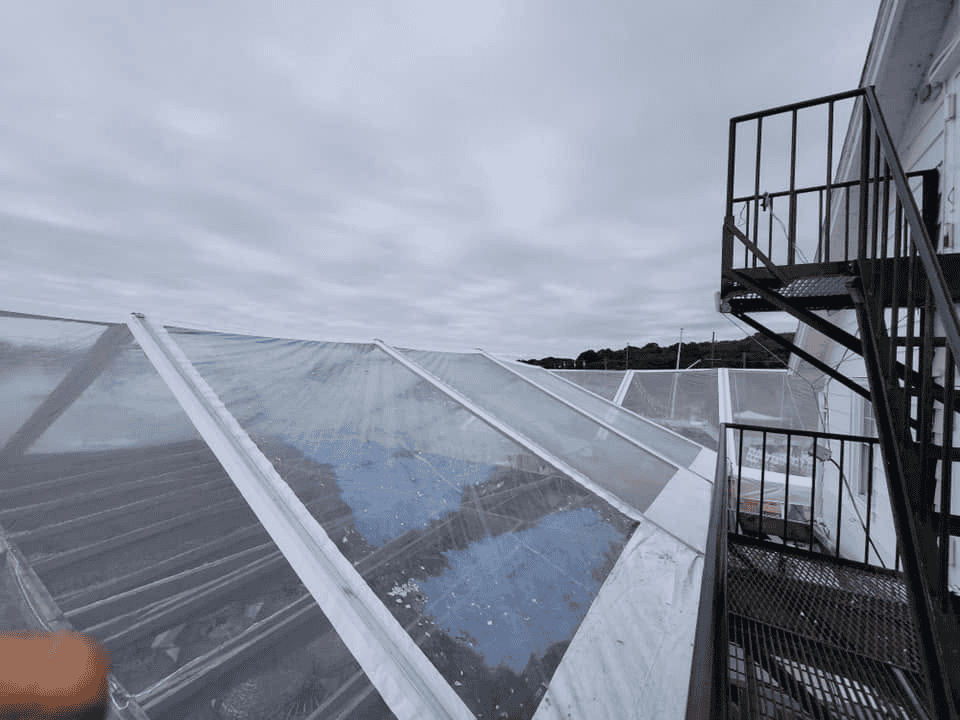 Rooftop structure on a building terrace